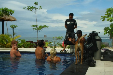 Diving lesson is given in the pool before taking the real plunge in the sea. JP/Vyara Wurjanta