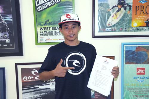 Putra "Pulu" Hermawan renews his sponsorship deal with Rip Curl Asia.